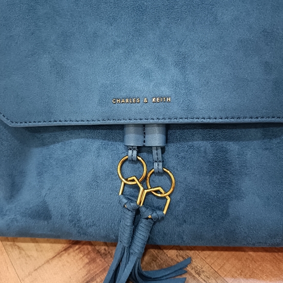 Authentic Charles & Keith backpack/ shoulder bag - Picture 2 of 9